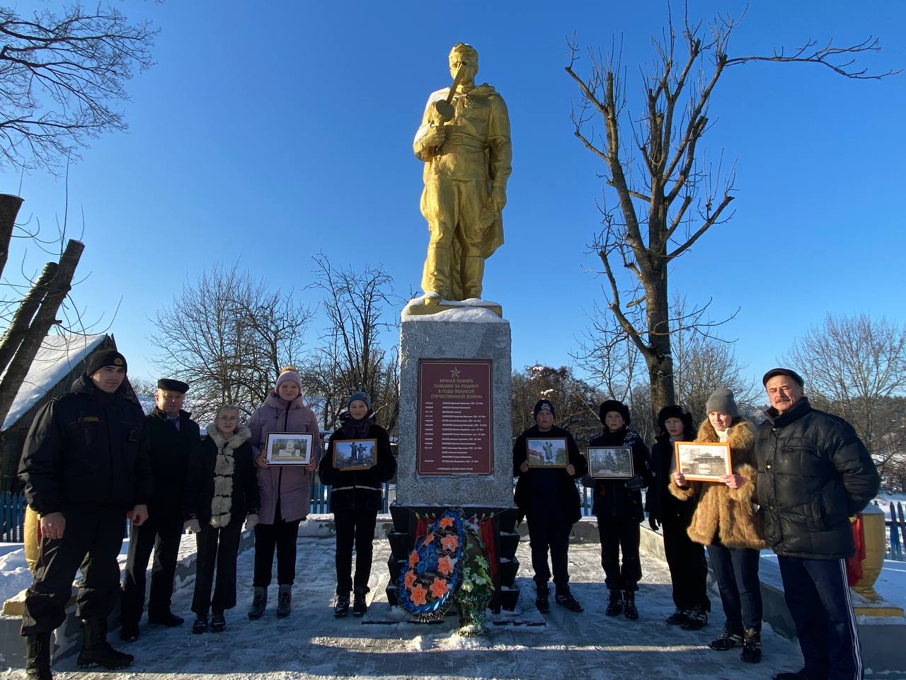 Флешмоб в знак протеста против снесения памятников советским солдатам-освободителям