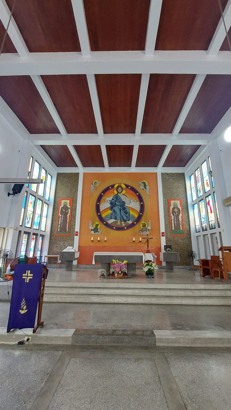 聖堂正祭台的耶穌基君王馬賽克壁畫是出自方濟會士路加修士的創作。路加修士善用天主給他的才能,畢生以宗教藝術奉獻在台灣這土地上。