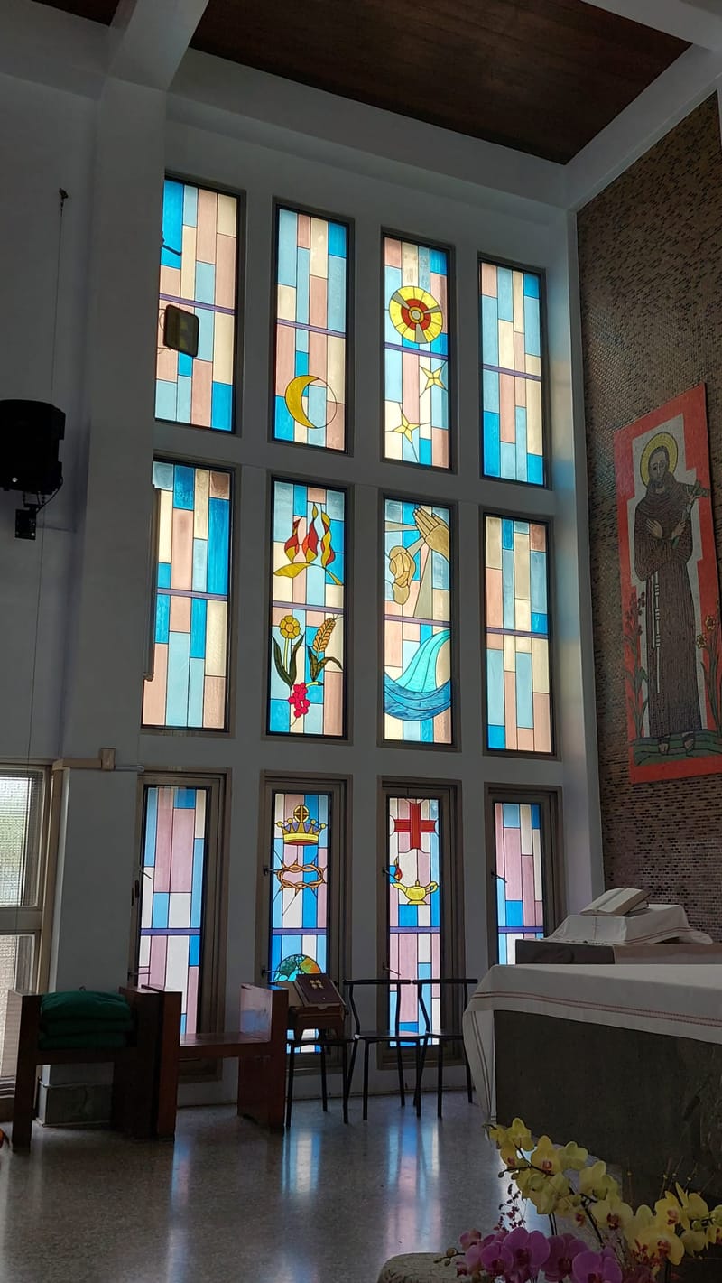 聖堂正祭台兩旁後來加上以「七件聖事」及「太陽歌」作設計元素的彩繪玻璃窗,讓更多自然光線進入聖堂。