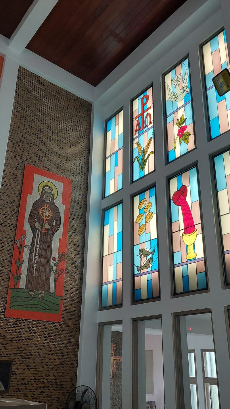 聖堂正祭台兩旁後來加上以「七件聖事」及「太陽歌」作設計元素的彩繪玻璃窗,讓更多自然光線進入聖堂。