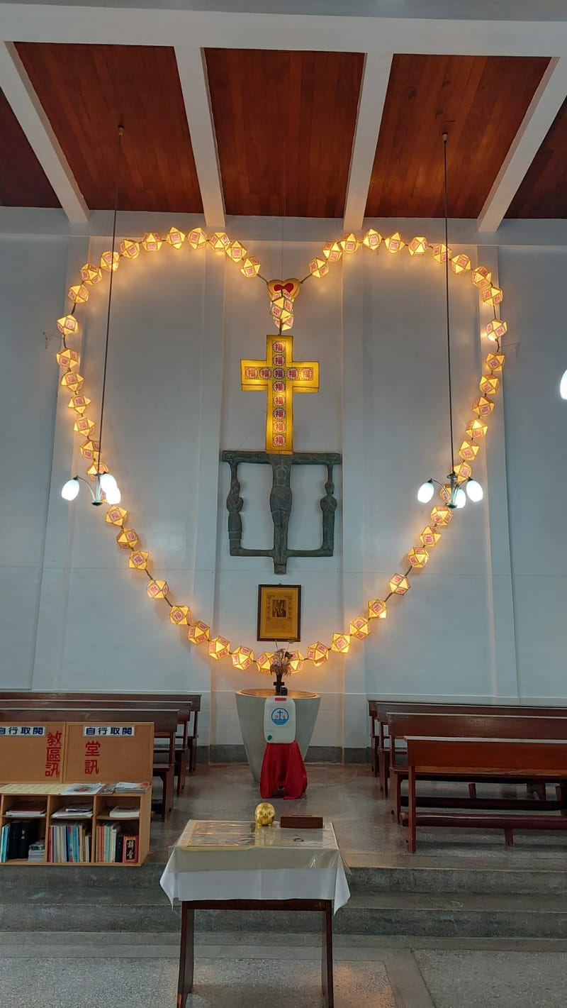 聖堂後方的大玫瑰唸珠裝飾,原來是數年前參加元宵節燈會的作品,它把宗教結合在中國傳統節日上,展現出本土化的色彩。
