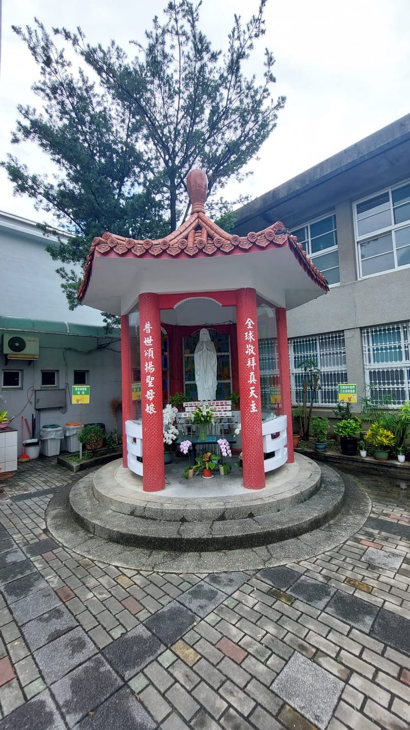 聖堂旁的聖母亭 、聖堂入口的鐘樓、聖堂旁邊的方濟會院