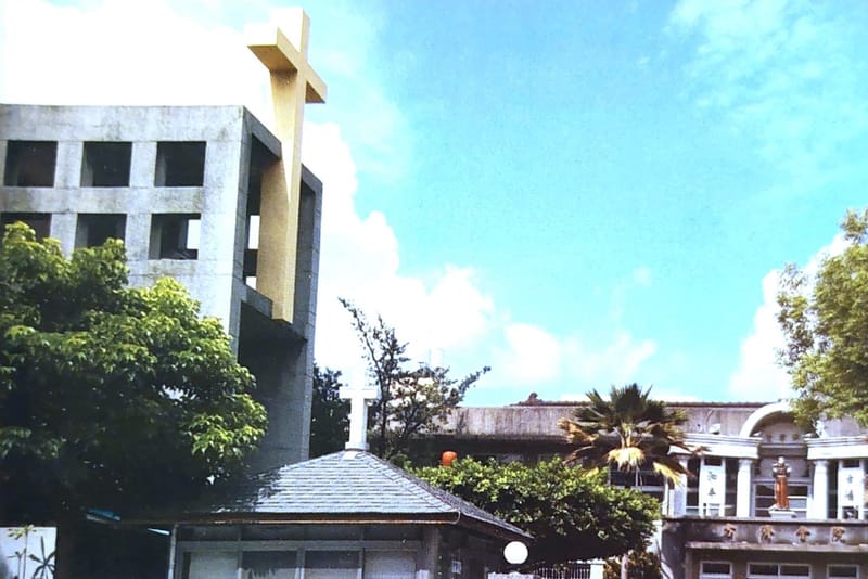 聖堂旁的聖母亭 、聖堂入口的鐘樓、聖堂旁邊的方濟會院