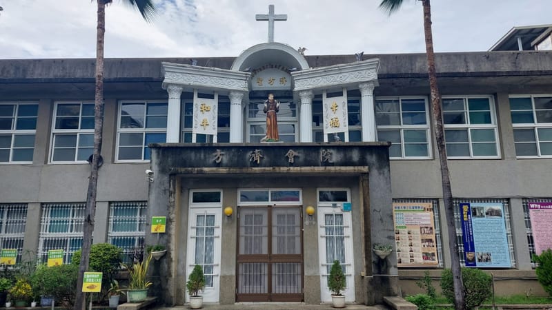 聖堂旁的聖母亭 、聖堂入口的鐘樓、聖堂旁邊的方濟會院