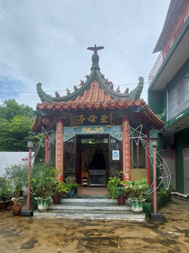 聖堂外的聖母亭及聖母亭內的聖母像。
