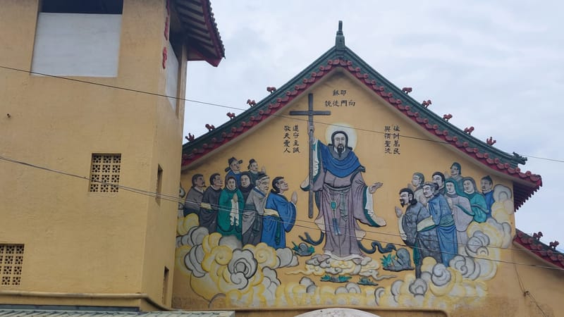 聖堂外牆上繪有耶穌升天時向門徒吩咐的遺囑---往普天下去傳福音。