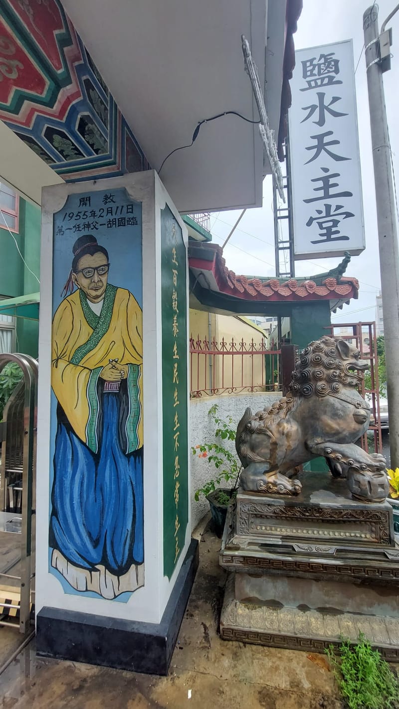 聖堂大門左、右的石柱分別繪有穿上中國服飾的胡國臨神父及李少峰神父的畫像,以表敬意。