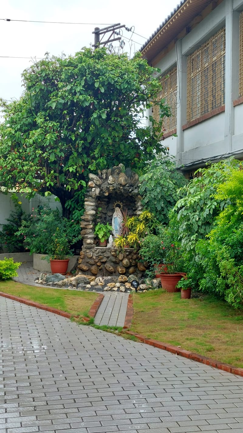 進入隱修院的左邊會看見聖母巖