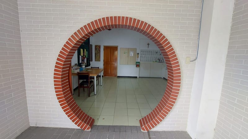 雖然修女們深居於修院，但她們也歡迎我們探訪，關心我們外面的生活，並為我們及世界的需要祈禱。