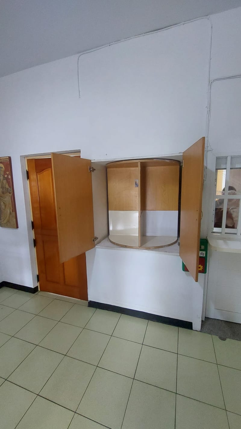 如果有東西要給修女，有一個大轉盤，只要你把東西放在轉盤上，修女把轉盤一轉，就把東西轉進去啦！