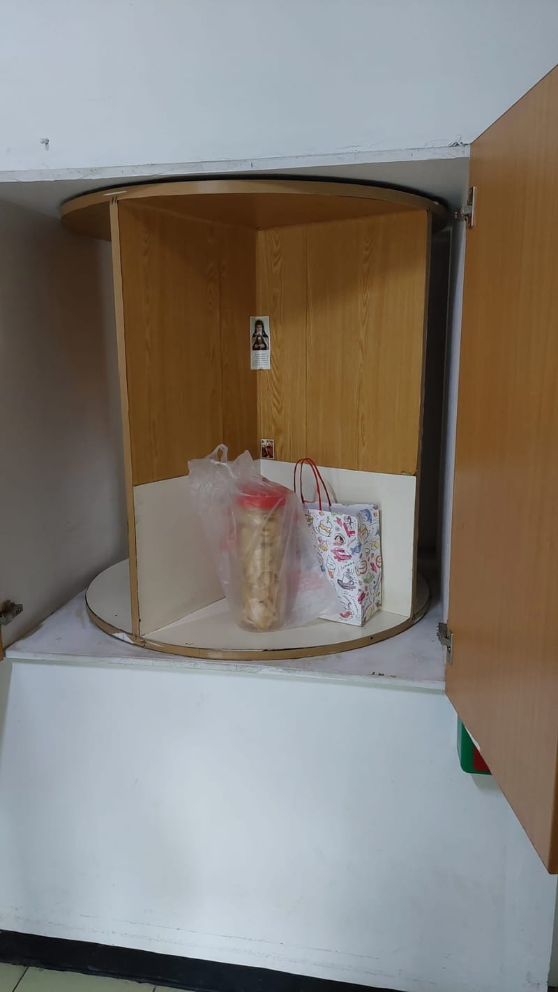 如果有東西要給修女，有一個大轉盤，只要你把東西放在轉盤上，修女把轉盤一轉，就把東西轉進去啦！