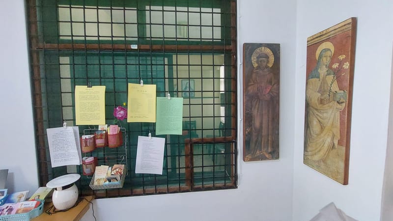 這裏放了一些修女預備給客人自由取閱的靈修故事。