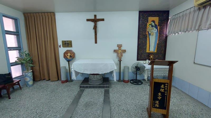 小聖堂的祭台可移動，讓它也可作會議室或活動廳之用，原來是出自黃敏正主教的設計呢!