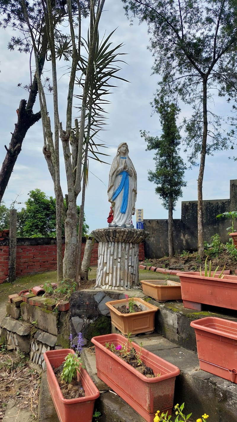 樂根園後院設有聖母像，聖母像後方是方濟園區，可遠眺白河水庫，在這裏怎能缺少聖方濟像呢!