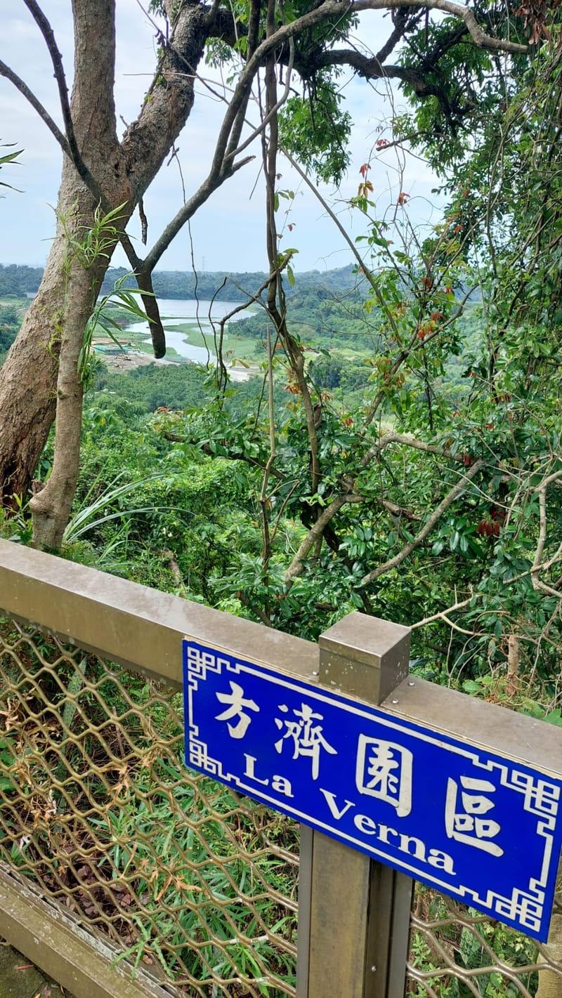 樂根園後院設有聖母像，聖母像後方是方濟園區，可遠眺白河水庫，在這裏怎能缺少聖方濟像呢!