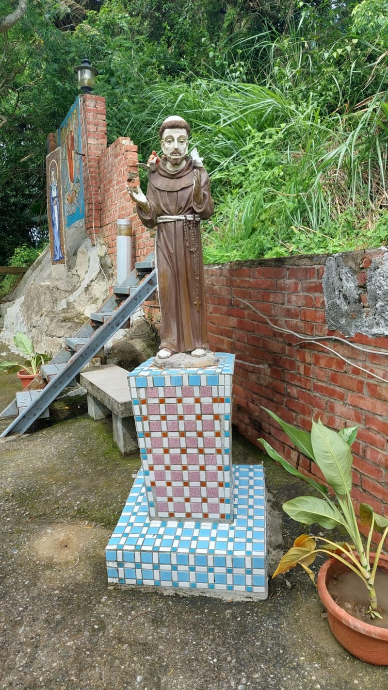 樂根園後院設有聖母像，聖母像後方是方濟園區，可遠眺白河水庫，在這裏怎能缺少聖方濟像呢!