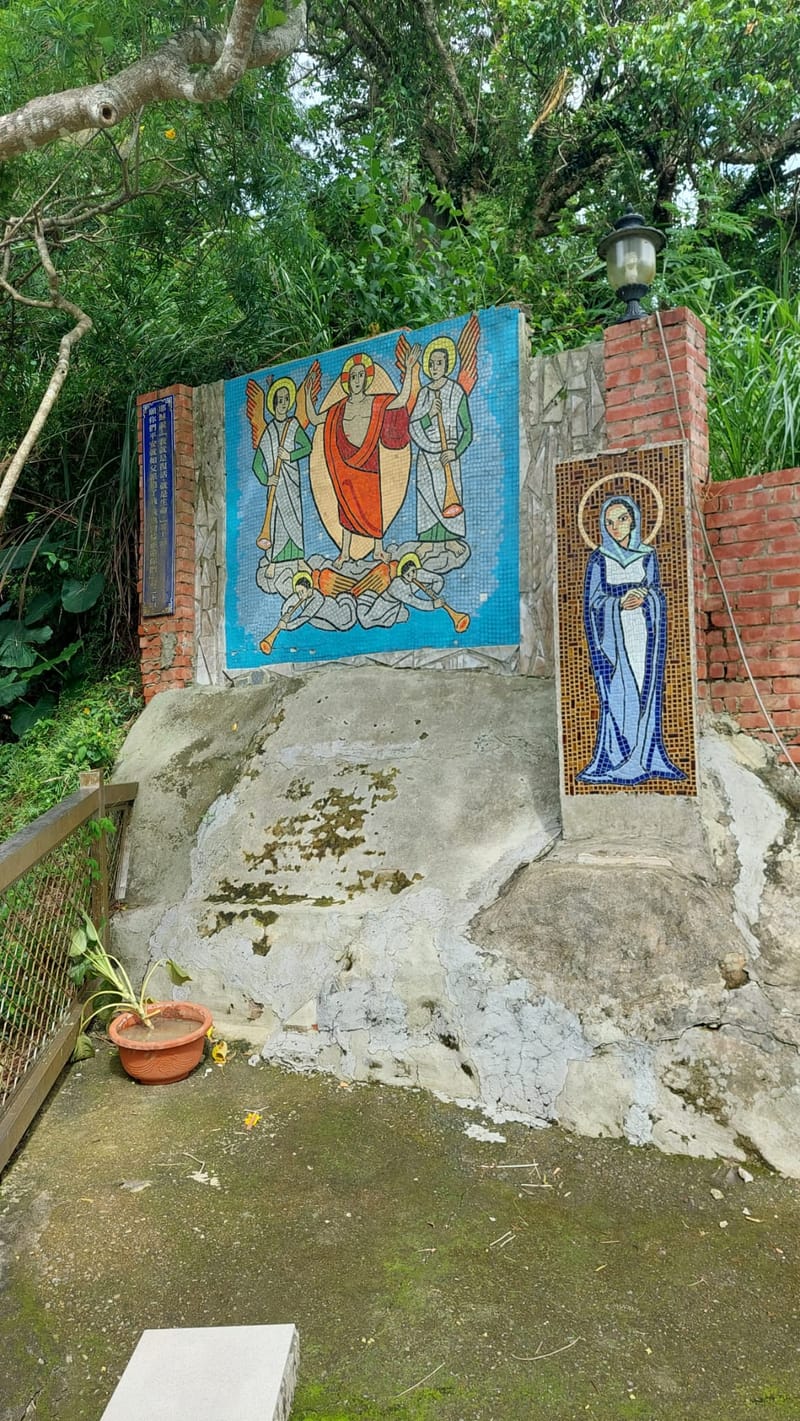 四處可見路加修士的馬賽克畫像，這是「耶穌復活」畫像。