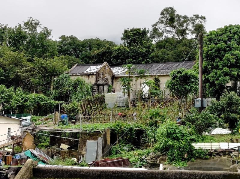 經過颱風的破壞,天主堂的舊址已封閉,只能靠在旁邊或遠處觀望。
