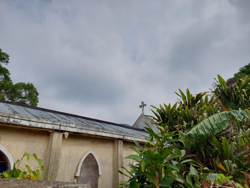 經過颱風的破壞,天主堂的舊址已封閉,只能靠在旁邊或遠處觀望。