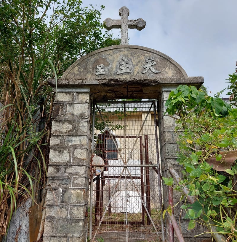 經過颱風的破壞,天主堂的舊址已封閉,只能靠在旁邊或遠處觀望。