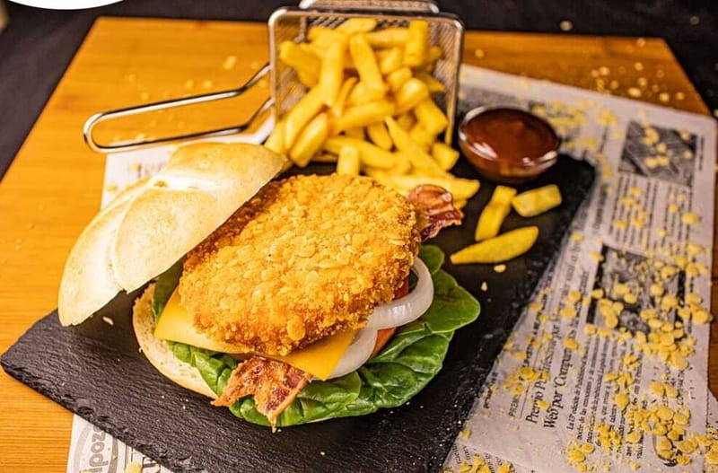 HAMBURGUESA DE POLLO CRISPY + PATATAS