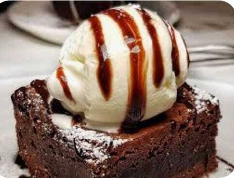 BROWNIE CON HELADO DE VAINILLA