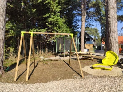 VUE DU PORTIQUE ENFANT ET TABLE PIC-NIC image