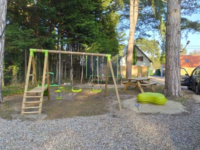 VUE DU PORTIQUE ENFANT ET TABLE PIC-NIC image
