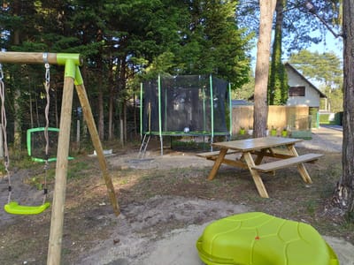 VUE DU PORTIQUE ENFANT ET TABLE PIC-NIC image