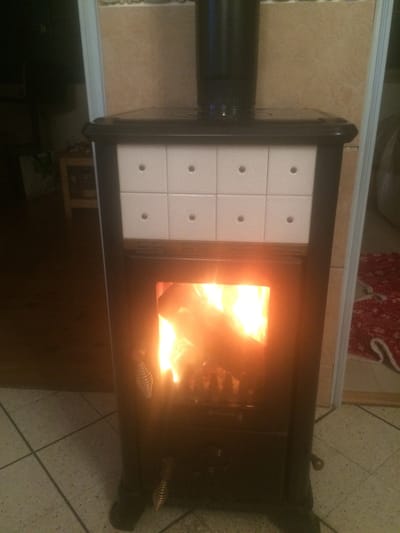 LE POELE A BOIS DANS LE CHALET image