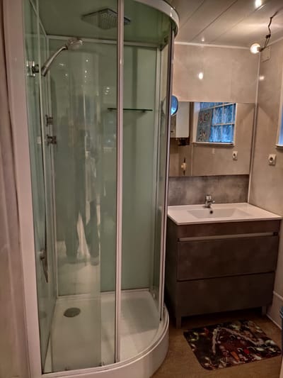 LA DOUCHE DANS LE CHALET image