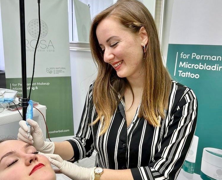 A tetoválást követő esetlegesen fellépő tünetek és az utókezelés javasolt módjai.