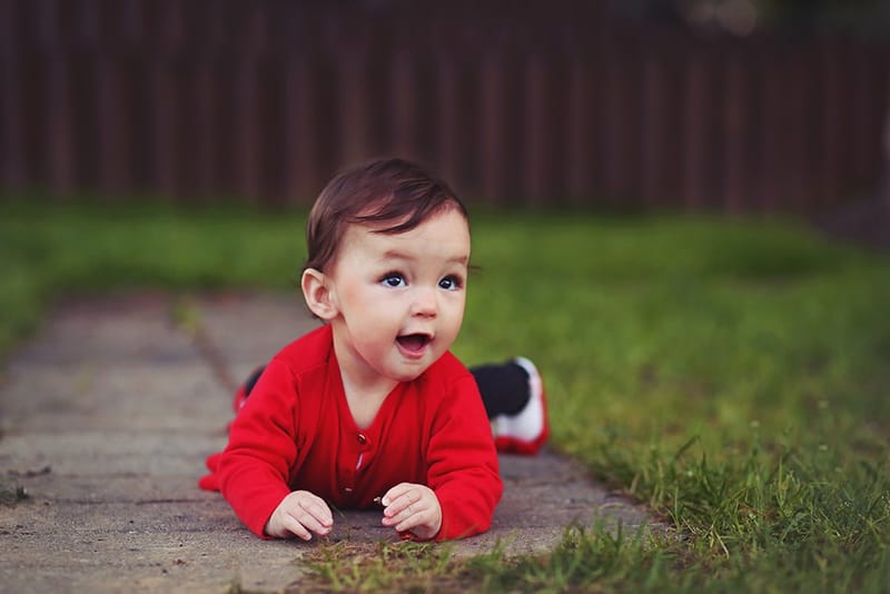 איזה גיל מדהים לצילומים! יום הולדת ראשון - איך לא, חגיגה?! מומלץ עם עוגה.