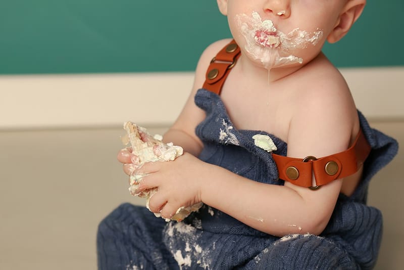 איזה גיל מדהים לצילומים! יום הולדת ראשון - איך לא, חגיגה?! מומלץ עם עוגה.