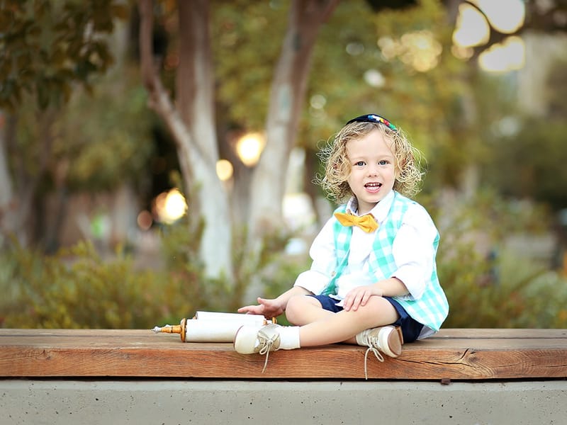 גיל 3 כמה מרגש! הרגע שבו הקטנצ'יק הופך לגברבר קטן, מסופר. והשיער?! לפחות יישארו לנו בתמונות למזכרת.