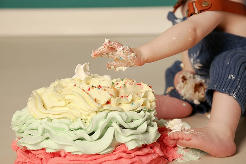 איזה גיל מדהים לצילומים! יום הולדת ראשון - איך לא, חגיגה?! מומלץ עם עוגה.