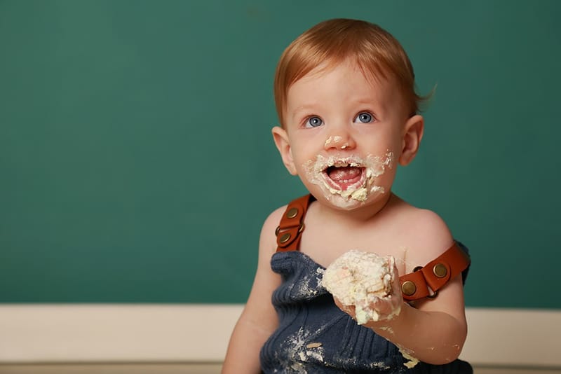 איזה גיל מדהים לצילומים! יום הולדת ראשון - איך לא, חגיגה?! מומלץ עם עוגה.