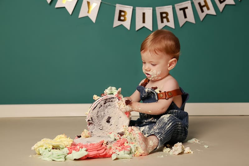 איזה גיל מדהים לצילומים! יום הולדת ראשון - איך לא, חגיגה?! מומלץ עם עוגה.