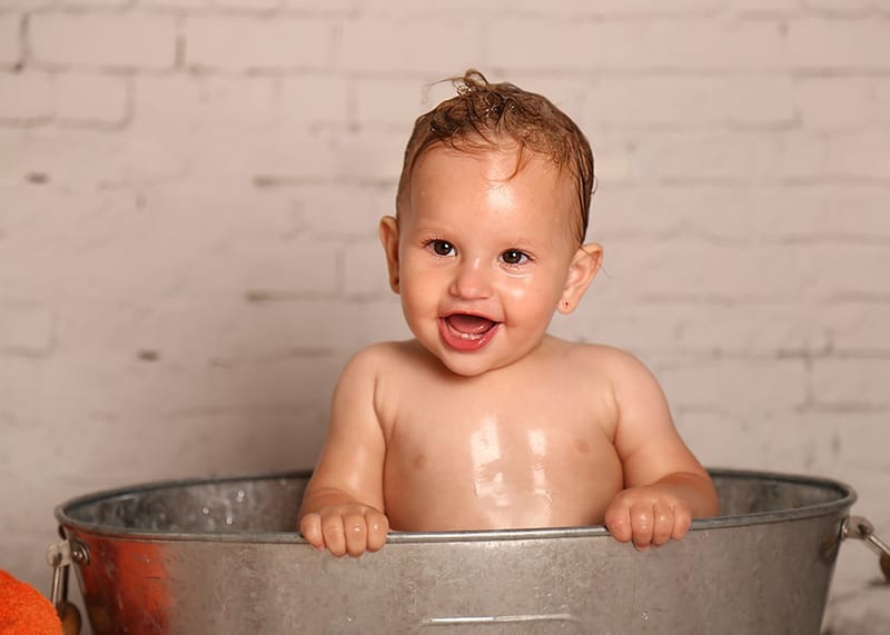 איזה גיל מדהים לצילומים! יום הולדת ראשון - איך לא, חגיגה?! מומלץ עם עוגה.