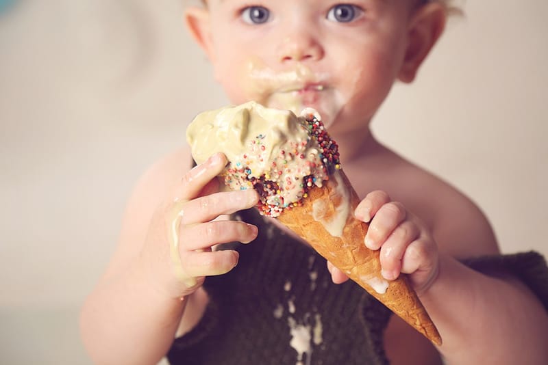 איזה גיל מדהים לצילומים! יום הולדת ראשון - איך לא, חגיגה?! מומלץ עם עוגה.