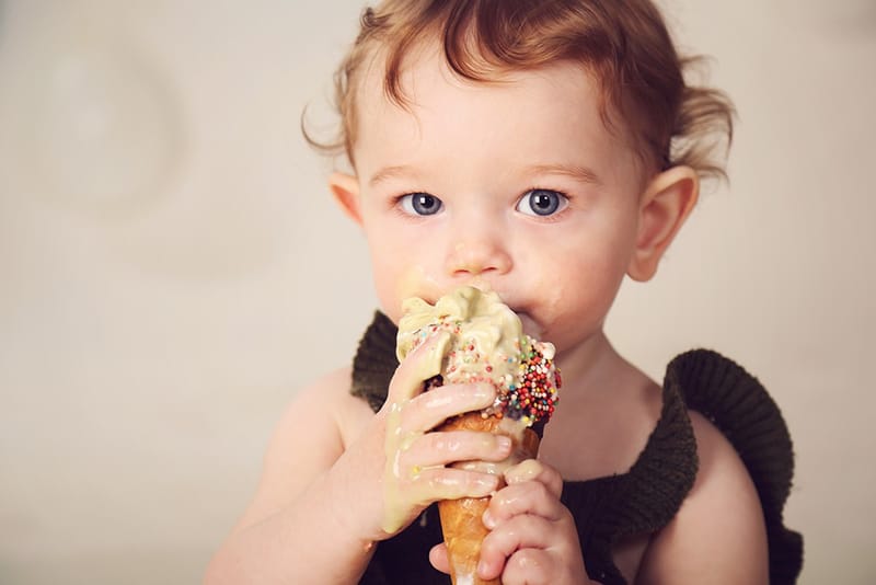 איזה גיל מדהים לצילומים! יום הולדת ראשון - איך לא, חגיגה?! מומלץ עם עוגה.