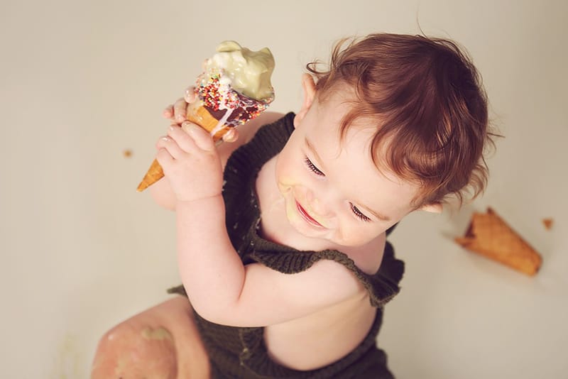 איזה גיל מדהים לצילומים! יום הולדת ראשון - איך לא, חגיגה?! מומלץ עם עוגה.