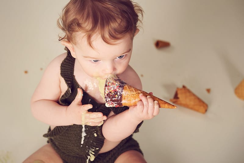 איזה גיל מדהים לצילומים! יום הולדת ראשון - איך לא, חגיגה?! מומלץ עם עוגה.