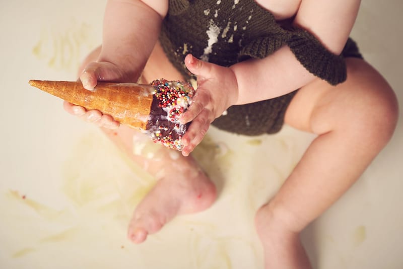 איזה גיל מדהים לצילומים! יום הולדת ראשון - איך לא, חגיגה?! מומלץ עם עוגה.