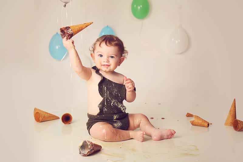 איזה גיל מדהים לצילומים! יום הולדת ראשון - איך לא, חגיגה?! מומלץ עם עוגה.