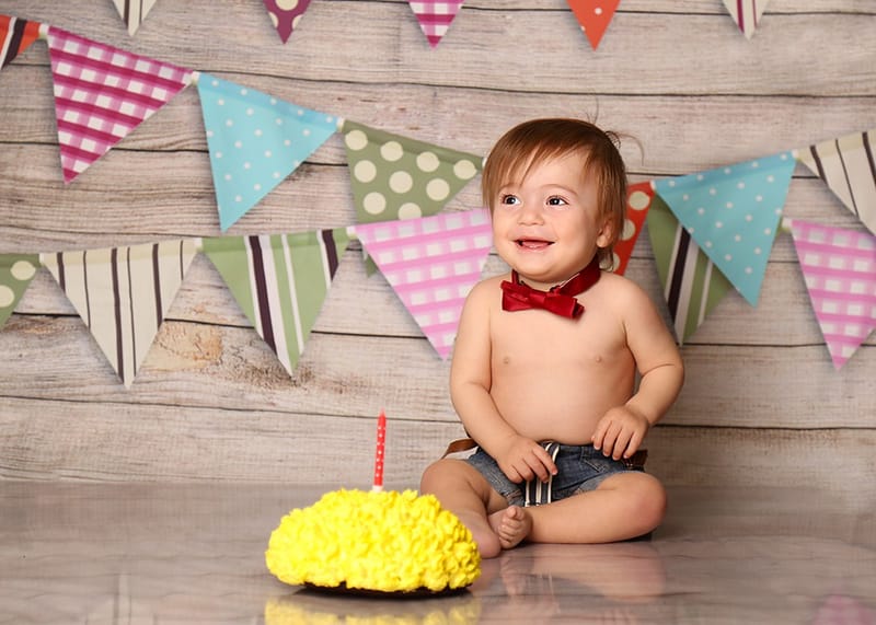 איזה גיל מדהים לצילומים! יום הולדת ראשון - איך לא, חגיגה?! מומלץ עם עוגה.