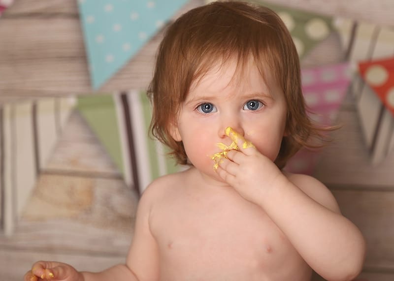 איזה גיל מדהים לצילומים! יום הולדת ראשון - איך לא, חגיגה?! מומלץ עם עוגה.