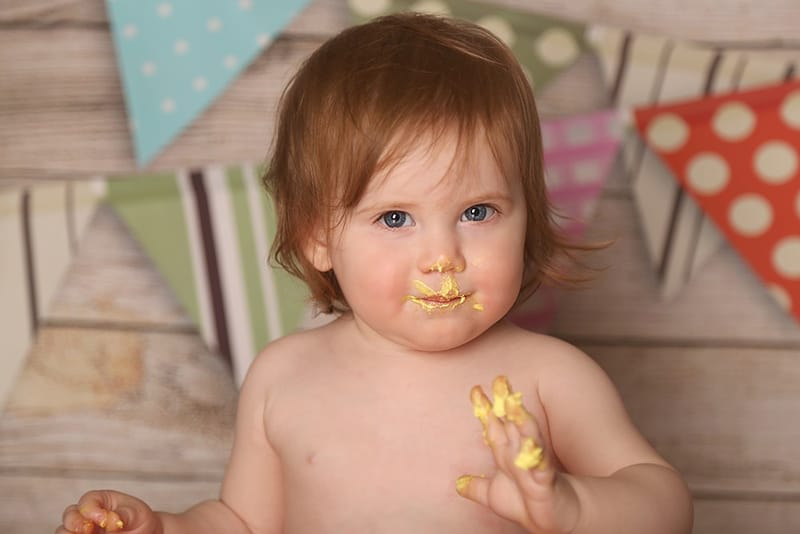 איזה גיל מדהים לצילומים! יום הולדת ראשון - איך לא, חגיגה?! מומלץ עם עוגה.