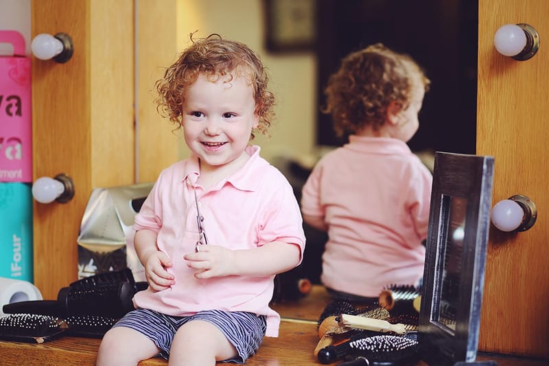 גיל 3 כמה מרגש! הרגע שבו הקטנצ'יק הופך לגברבר קטן, מסופר. והשיער?! לפחות יישארו לנו בתמונות למזכרת.