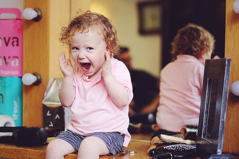 גיל 3 כמה מרגש! הרגע שבו הקטנצ'יק הופך לגברבר קטן, מסופר. והשיער?! לפחות יישארו לנו בתמונות למזכרת.